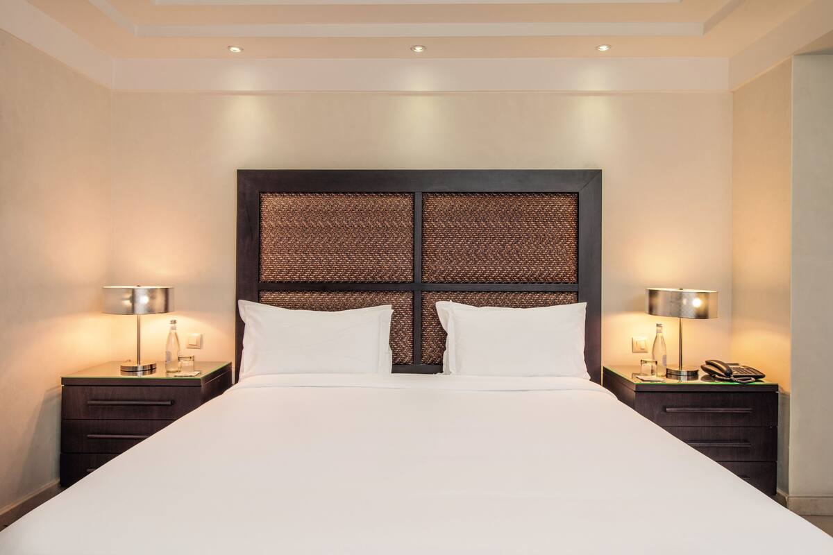 Suite sénior | Ropa de cama de alta calidad, minibar, caja fuerte y escritorio