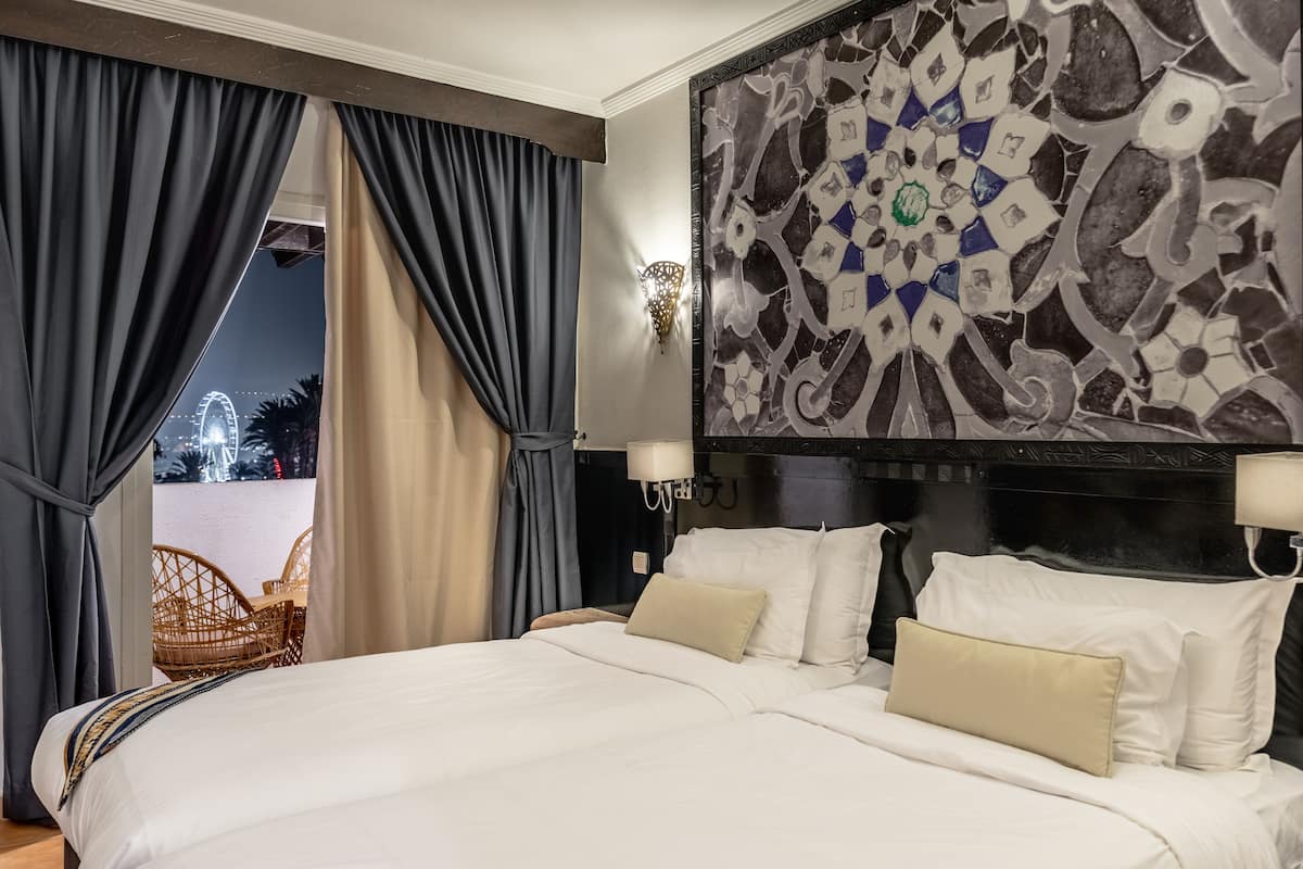 Ropa de cama de alta calidad, minibar, caja fuerte y escritorio
