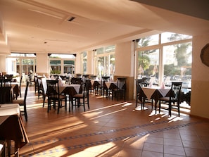2 restaurants, breakfast, lunch, dinner served; international cuisine