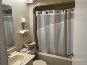 Combined shower/tub, jetted tub, hair dryer, towels - Caravan Inn Motel (Niagara Falls)