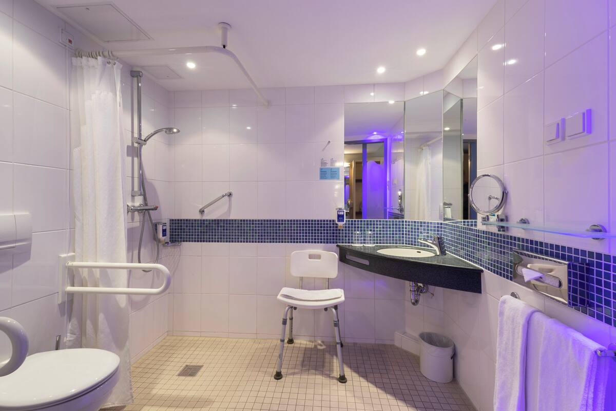 standard room, 1 queen bed, accessible | desk, laptop workspace, blackout curtains, soundproofing