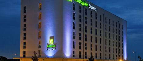 Un hotel Holiday Inn Express con una cafetería visible llamada Dallmayr Kaffee.