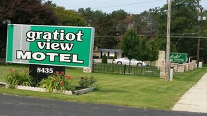 Schild für das Gratiot View Motel mit der Nummer 8435.