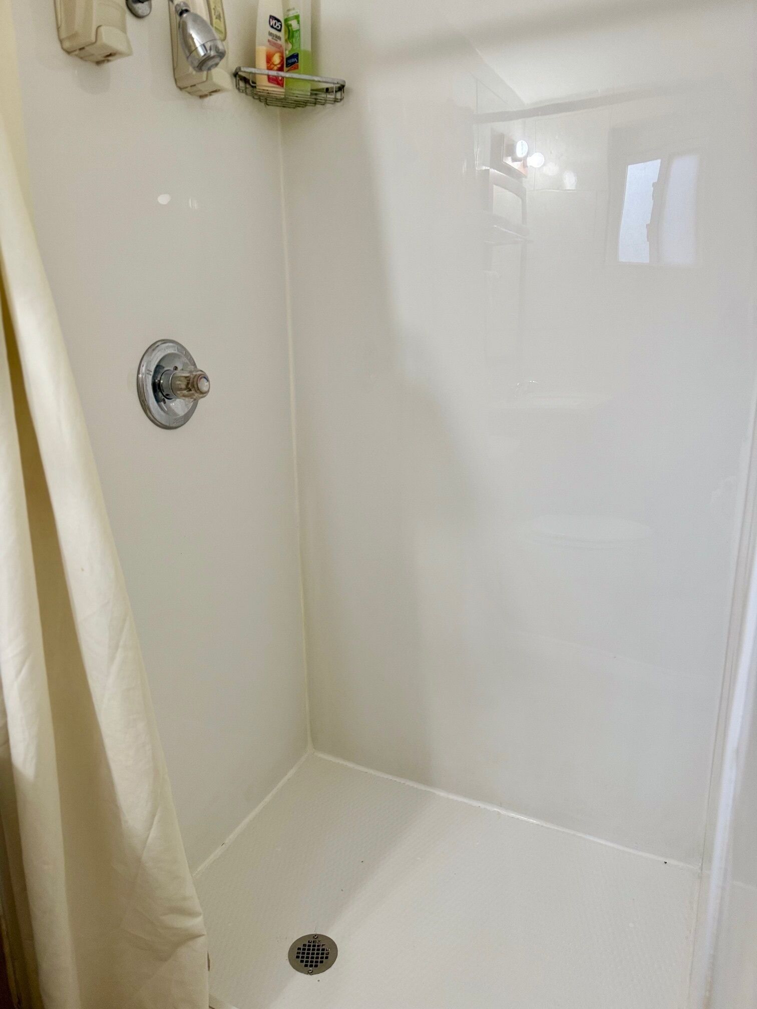 Standard Room, 1 King Bed, Non Smoking | Bathroom | Towels