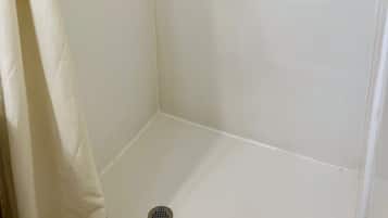 Standard Room, 1 King Bed, Non Smoking | Bathroom | Towels
