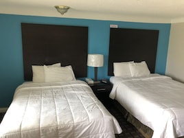 Tabla de planchar con plancha, wifi gratis y ropa de cama