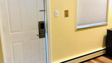 标准房, 1 张大床, 无烟房 | 熨斗/熨衣板、免费 WiFi、床单