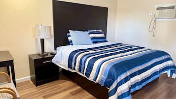 Habitación estándar, 1 cama King size, para no fumadores | Tabla de planchar con plancha, wifi gratis y ropa de cama