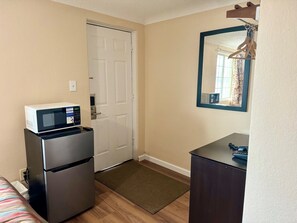 Rom – standard, ikke-røyk (2 Full Beds) | Strykejern/-brett, wi-fi (inkludert) og sengetøy