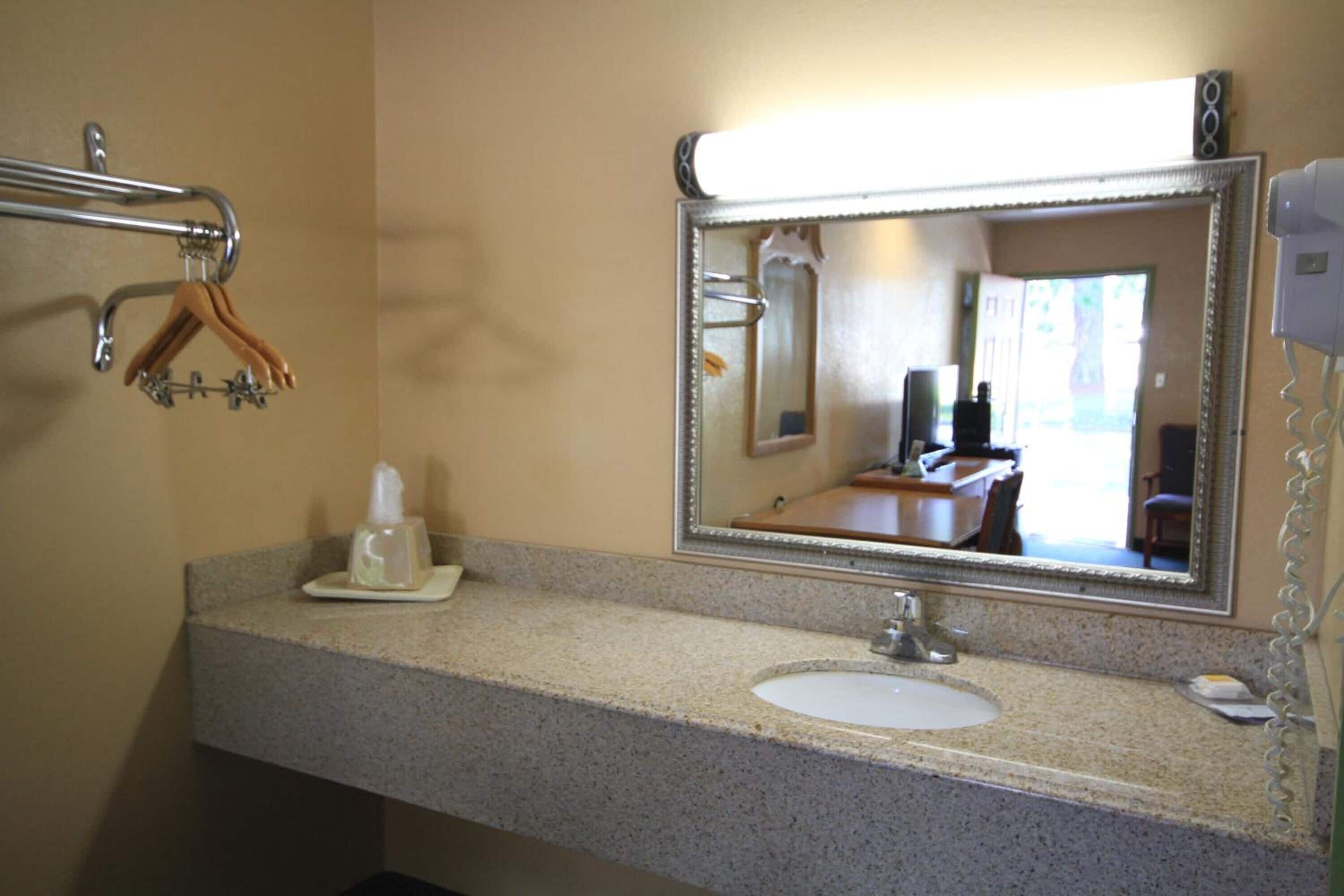 淋浴/浴缸二合一、免費盥洗用品、吹風機