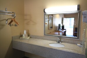 Ensemble douche/baignoire, articles de toilette gratuits, sèche-cheveux