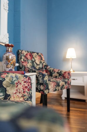 Theme Room | Cofres nos quartos, individualmente decorados, escrivaninha