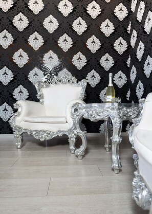 In-room safe, individually decorated, desk, free WiFi - Hotel Urania (Vienna)