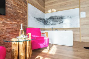 Suite Romantica | Una cassaforte in camera, con stile personalizzato, una scrivania