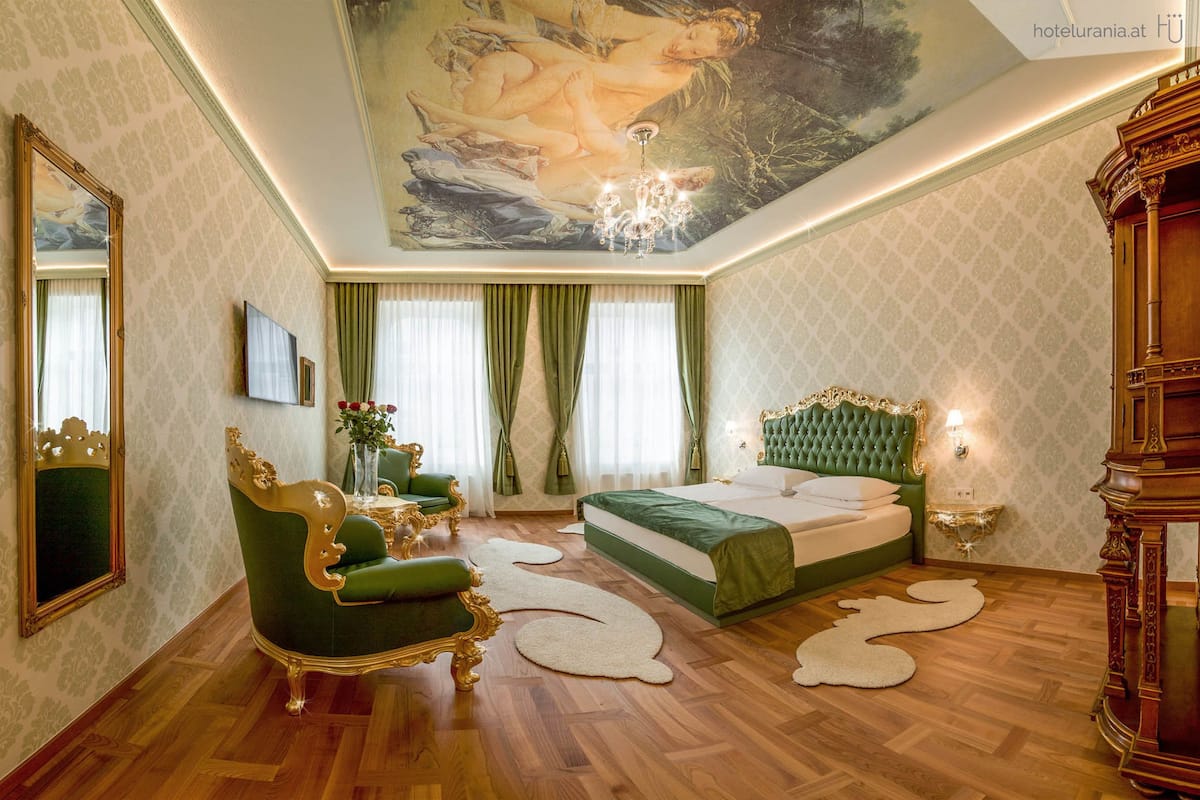 Design Superior Suite | Värdeförvaringsskåp på rummet, individuell inredning och skrivbord