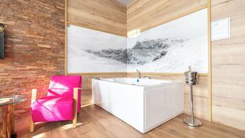 Romantische Suite | Zimmersafe, individuell dekoriert, Schreibtisch, kostenloses WLAN