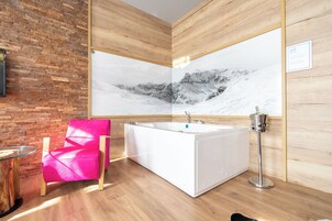 Romantisk suite | Safe på rommet, individuelt dekorert, skrivebord og wi-fi (inkludert)