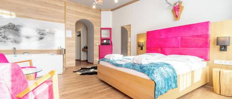 Suite romántica | Caja de seguridad en la habitación y decoración personalizada