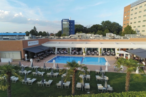 Seasonal outdoor pool, pool umbrellas, sun loungers