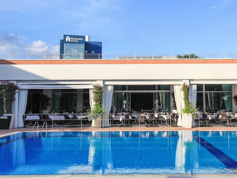 Piscine extérieure (ouverte en saison), parasols de plage