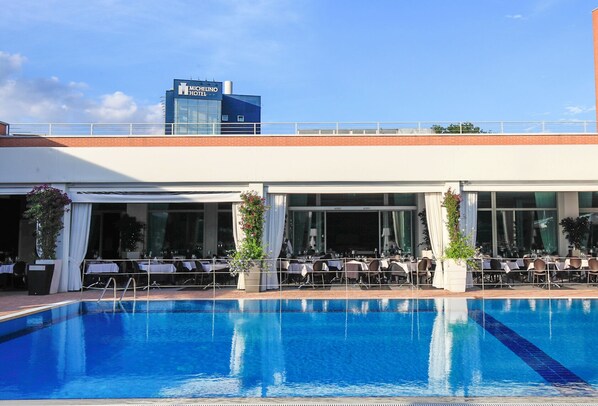 Seasonal outdoor pool, pool umbrellas, sun loungers