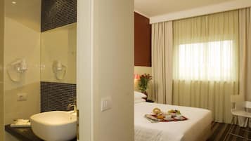 Copriletto in piuma, minibar, una cassaforte in camera, una scrivania