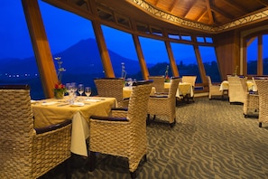 5 restaurants; breakfast, lunch, and dinner served