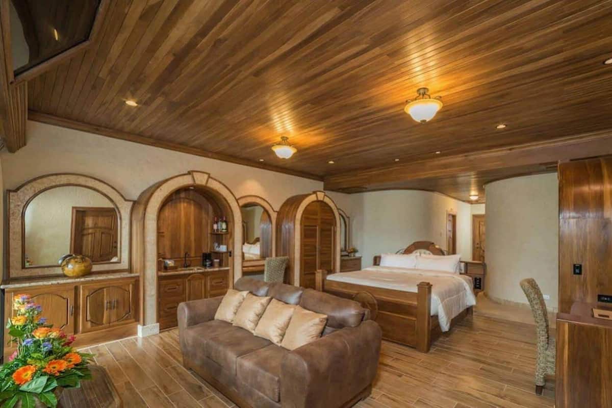 Egyptian cotton sheets, premium bedding, down duvets, pillow-top beds