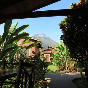 A pathway leading to a building with a mountain in the background. - Hotel El Silencio del Campo (La Fortuna)