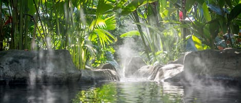 Bañera de hidromasaje al aire libre