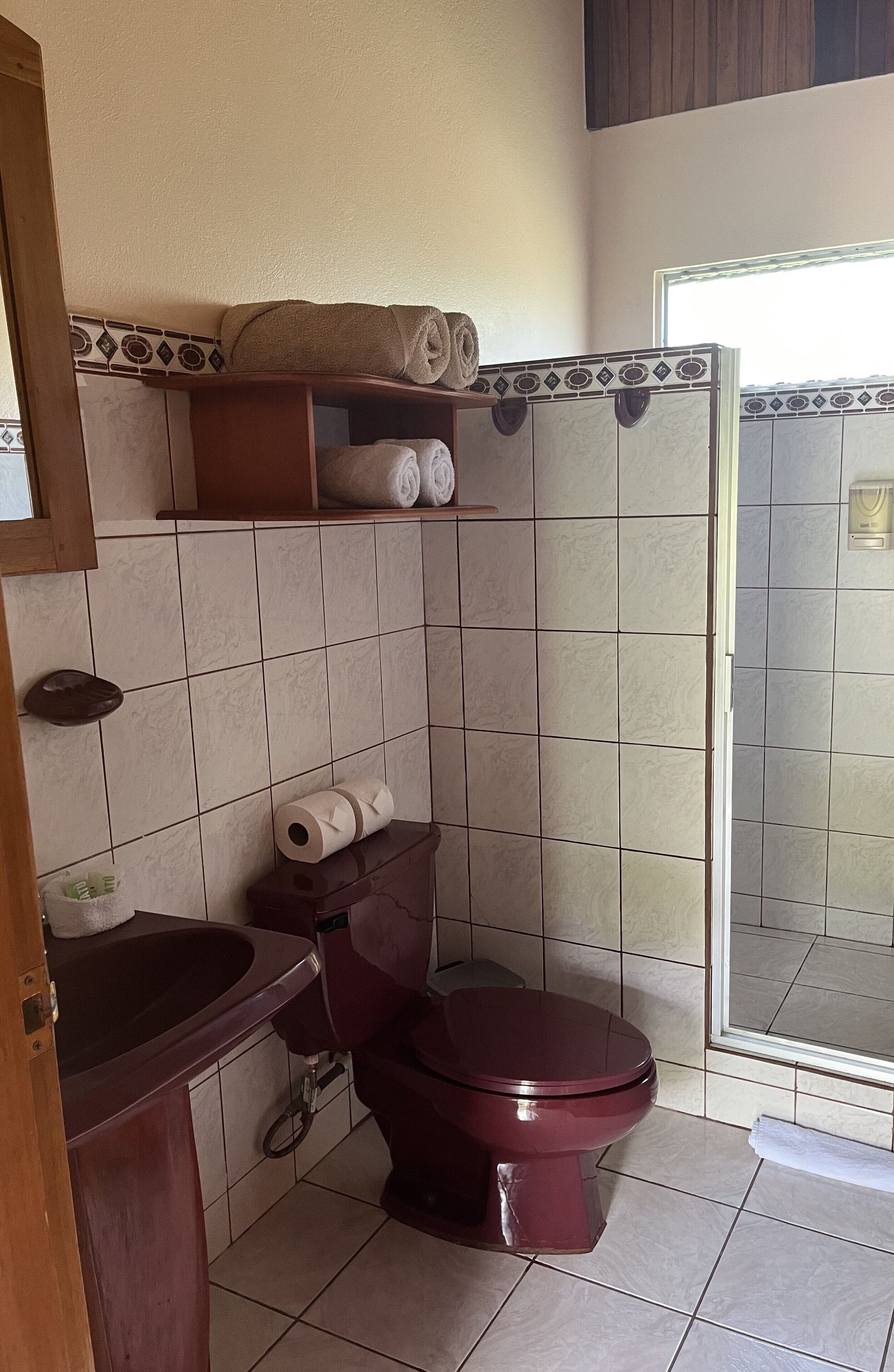 classic double room | bathroom | shower, rainfall showerhead, free toiletries, towels