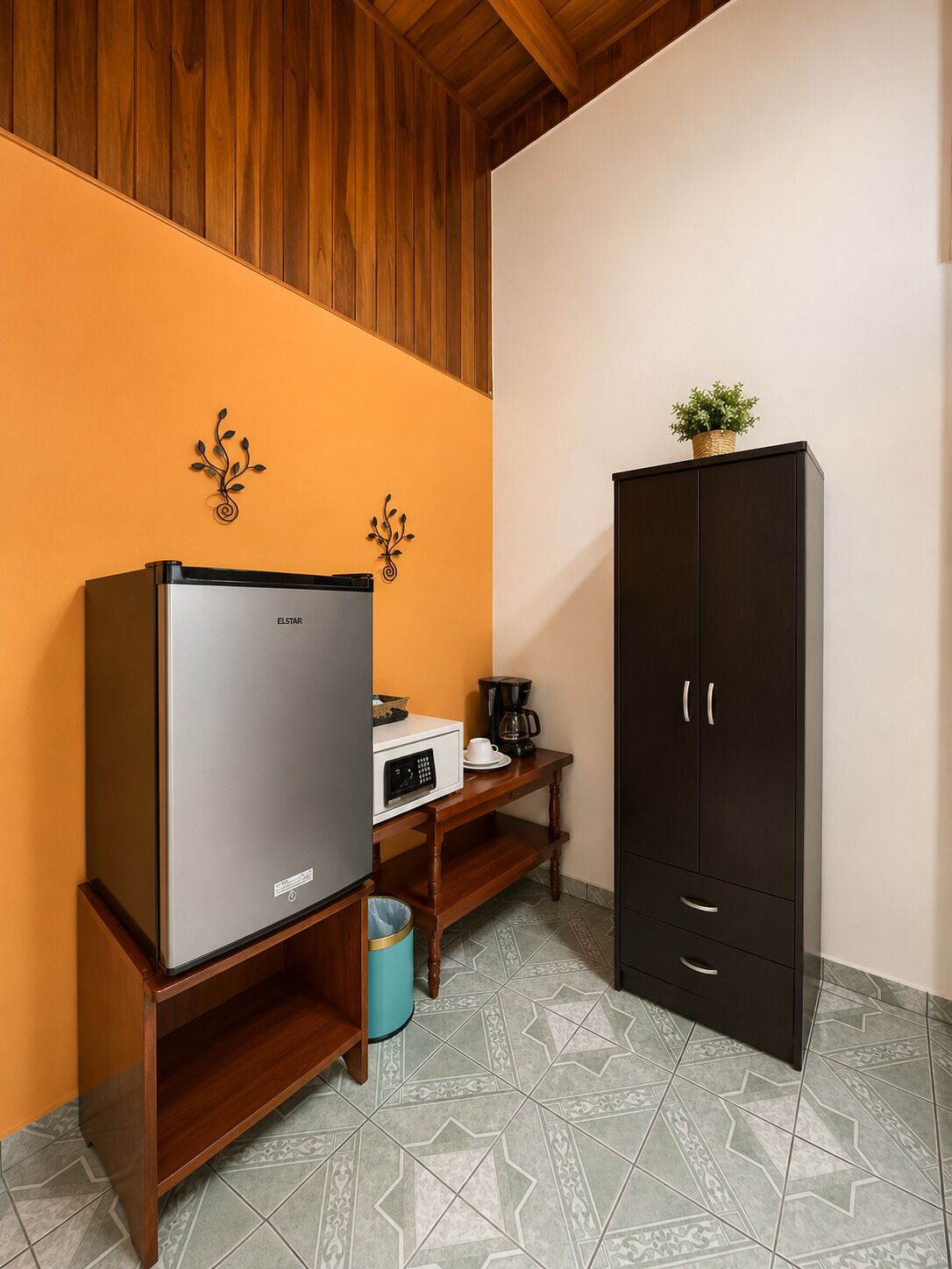 Classic Double or Twin Room | Private kitchen | Fridge, coffee/tea maker