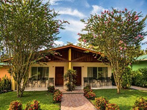 In-room safe, blackout curtains, free WiFi, bed sheets - Hotel Villas Vilma (La Fortuna)