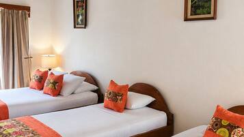 Classic Triple Room | In-room safe, blackout drapes, free WiFi, bed sheets