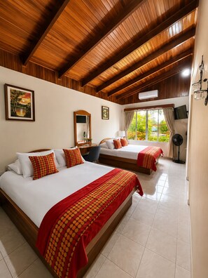 Quarto casal clássico | Cofres nos quartos, cortinas blackout, Wi-Fi de cortesia, roupa de cama