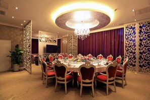 3 restaurants, breakfast, lunch, dinner served; sushi