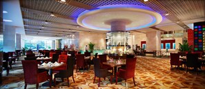 3 restauranter, frokost, lunsj og middag serveres, sushi