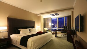 Business Room | Down comforters, minibar, in-room safe, desk - Merchantel Beijing (Beijing)