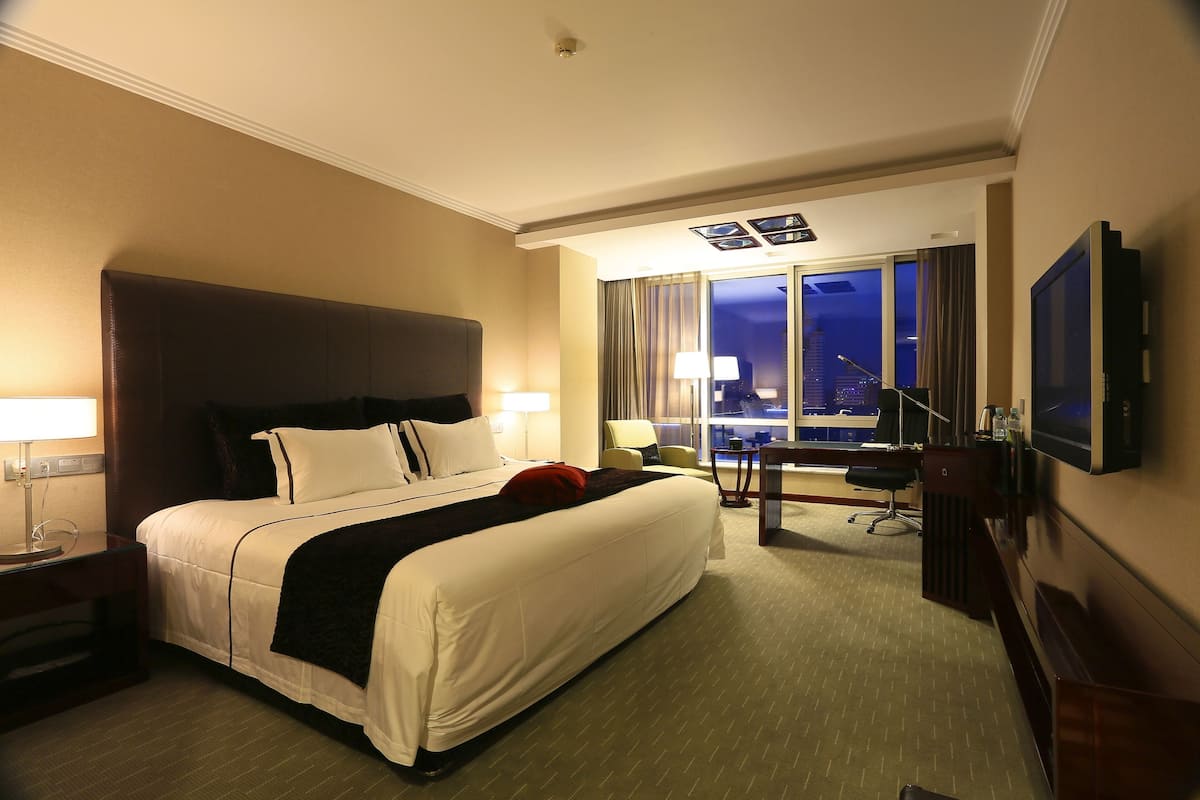 Business Room | Down duvets, minibar, in-room safe, desk