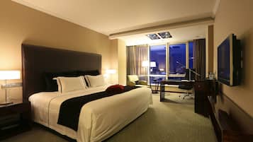 Business Room | Down duvets, minibar, in-room safe, desk