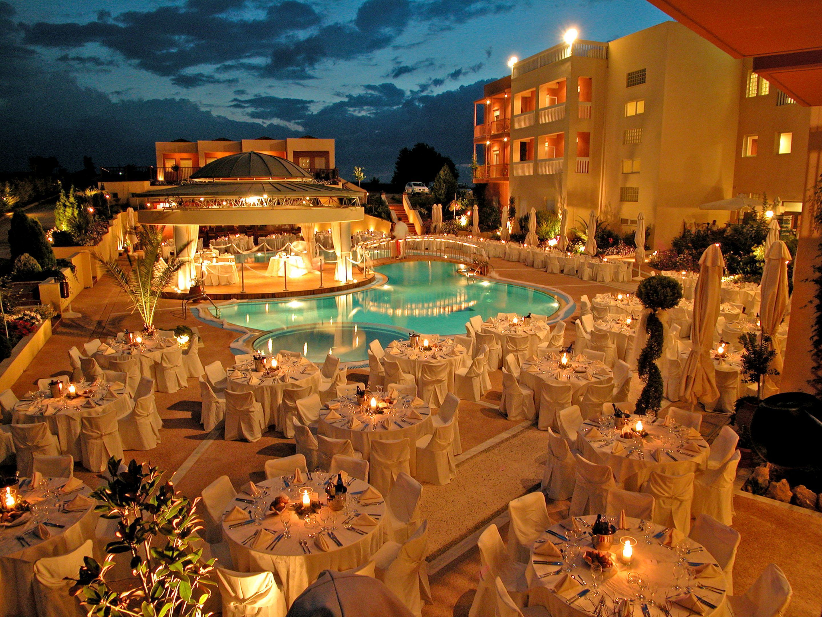 Petit déjeuner et déjeuner servis sur place, restauration en plein air 