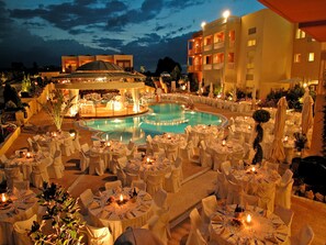 Ontbijt, serveert lunch, diner, Griekse gerechten, openlucht dineren 