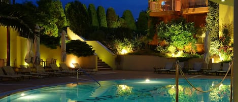 Piscine extérieure (ouverte en saison), parasols de plage