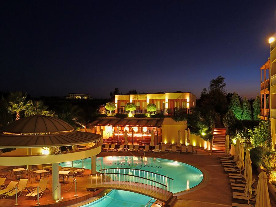 Piscina externa sazonal, funciona das 10h às 20h, guarda-sóis