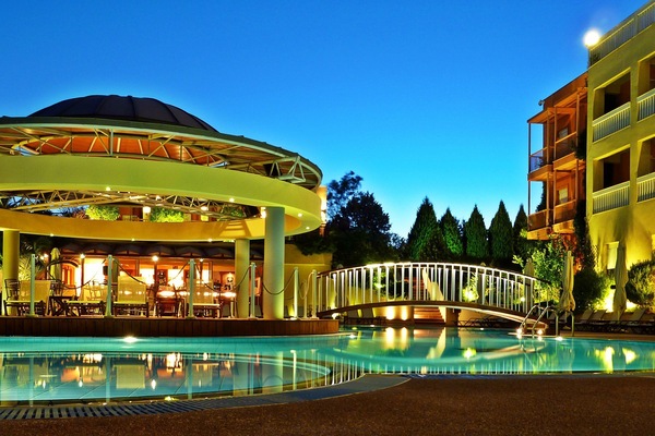 Piscina externa sazonal, funciona das 10h às 20h, guarda-sóis