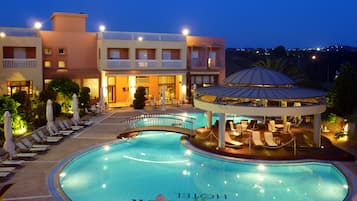 Seasonal outdoor pool, open 10 AM to 8 PM, pool umbrellas, pool loungers