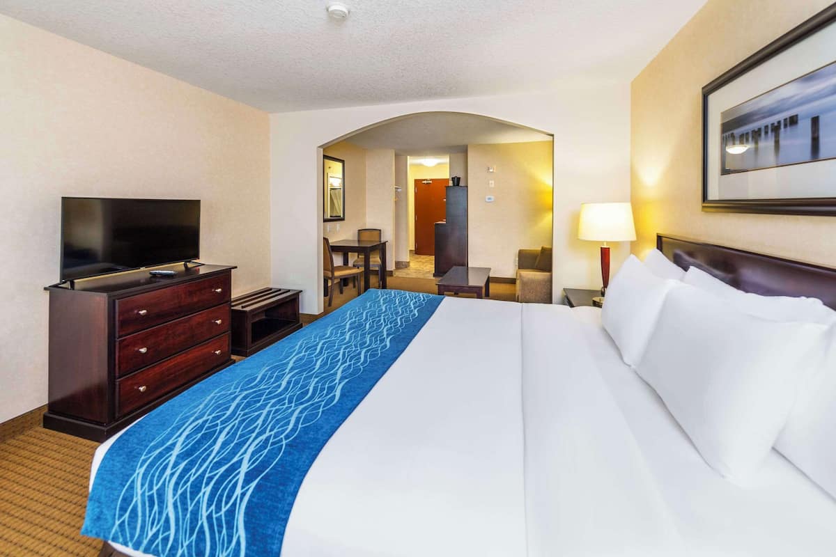 Suite, 1 King Bed, Non Smoking