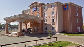 A Comfort Inn hotel with a covered parking area and a small garden. - Comfort Inn & Suites Edson - Yellowhead Highway (Edson)