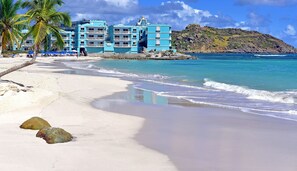 Plage, chaises longues, parasols, serviettes de plage