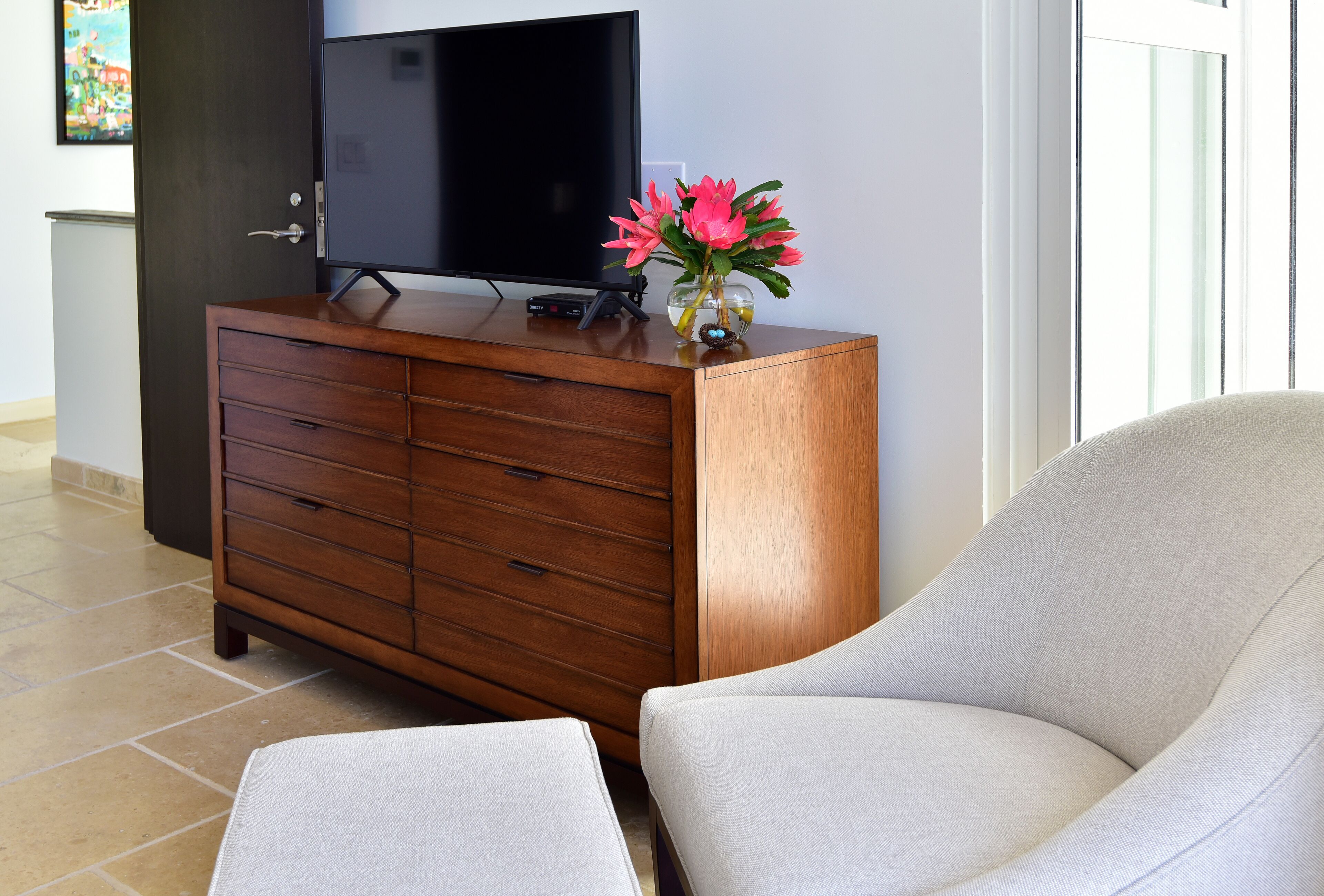 townhome, 2 bedrooms, marina view | living area | 50-inch flat-screen tv with satellite channels, tv, books